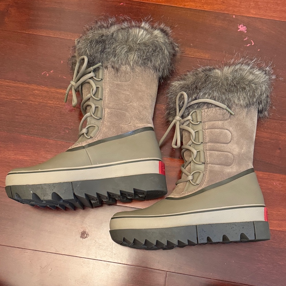 New Sorel Women's Tan and Gray Winter Boots with Faux Fur